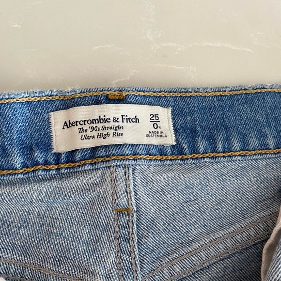 Abercrombie - 90s Straught Ultra Highrise Jeans with rips - Picture 2 of 3